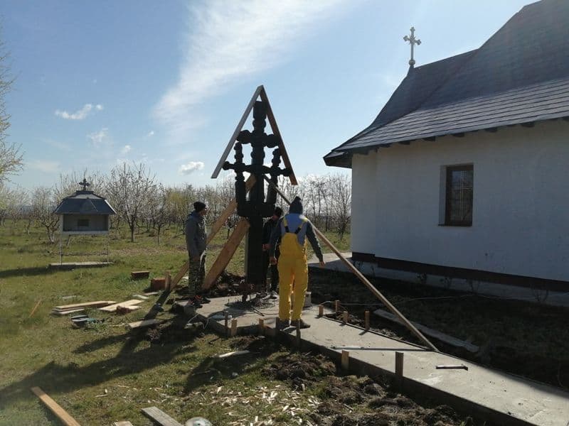 Resfințire de troiță la cimitirul din Dealu Mare în ajunul Înălțării Domnului - FOTO