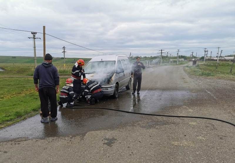 Autoutilitară distrusă parțial într-un incendiu - FOTO