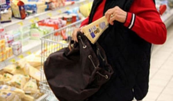 Femeie de 40 de ani prinsă la furat într-un supermarket din Botoșani