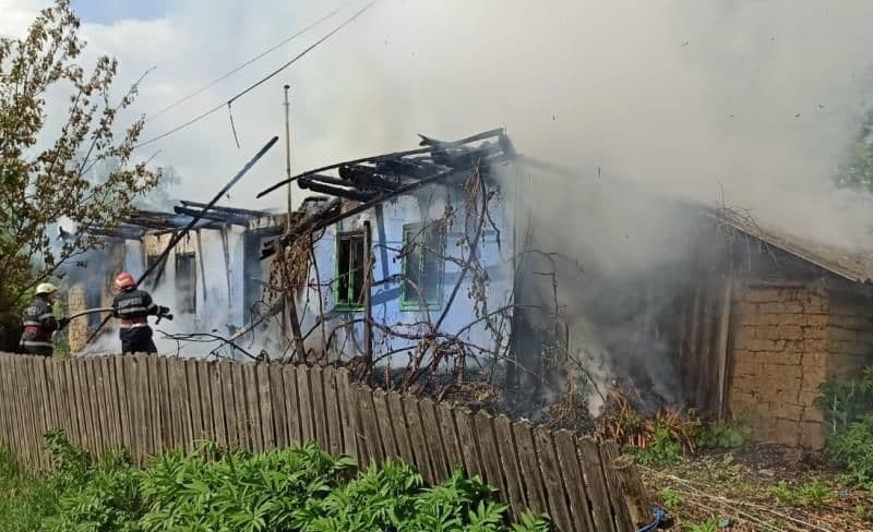 Casă distrusă de foc la Brăești! Pompierii dorohoieni au intervenit pentru stingere