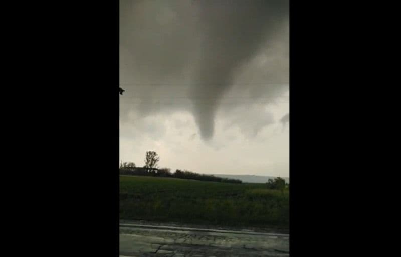 Fenomen meteo neobișnuit în județul Botoșani! Început de tornadă filmat în zona Popasului Cucorăni - VIDEO