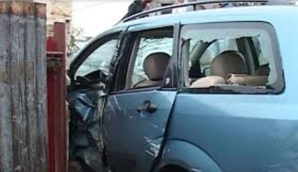 ACCIDENT! Un șofer în vârstă de 26 de ani, beat „mangă” a intrat cu mașina în gardul unui imobil