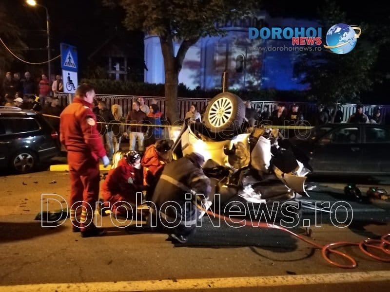 Ciocnire violentă între trei mașini la Botoșani! Persoane încarcerate și mai mulți răniți - FOTO
