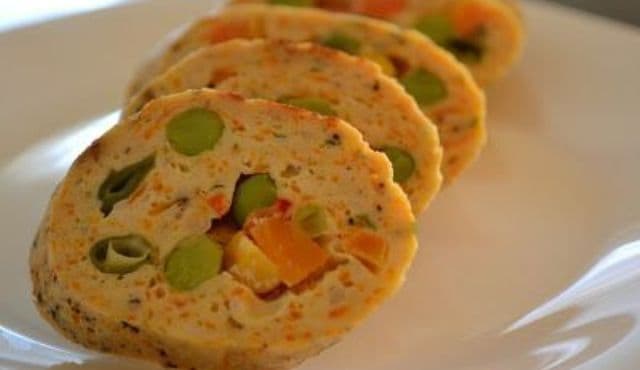  Ruladă din piept de pui cu legume