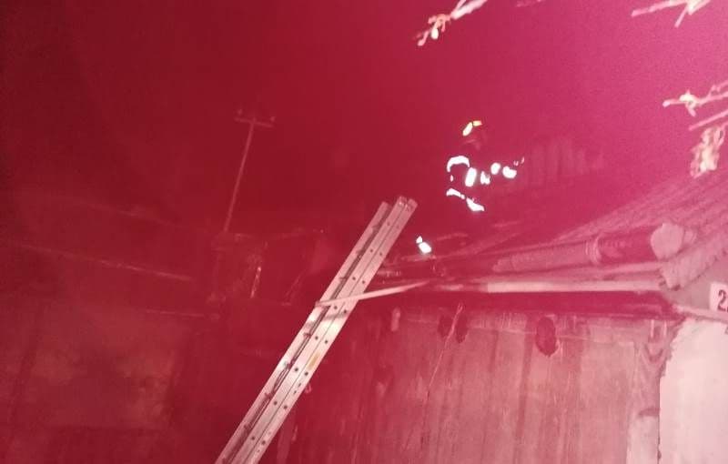 Tragic! Un bărbat a decedat iar soția acestuia este la spital după ce le-a luat foc casa – FOTO