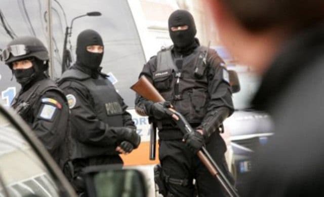 Razie cu poliția și mascații în Piața Centrală. S-au dat zeci de amenzi!
