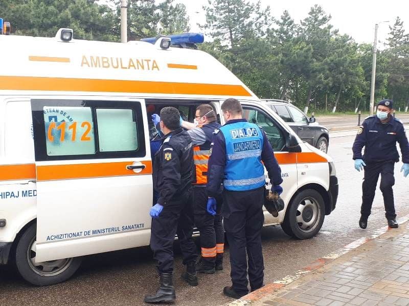 Bărbat căzut în stradă salvat de jandarmi - FOTO