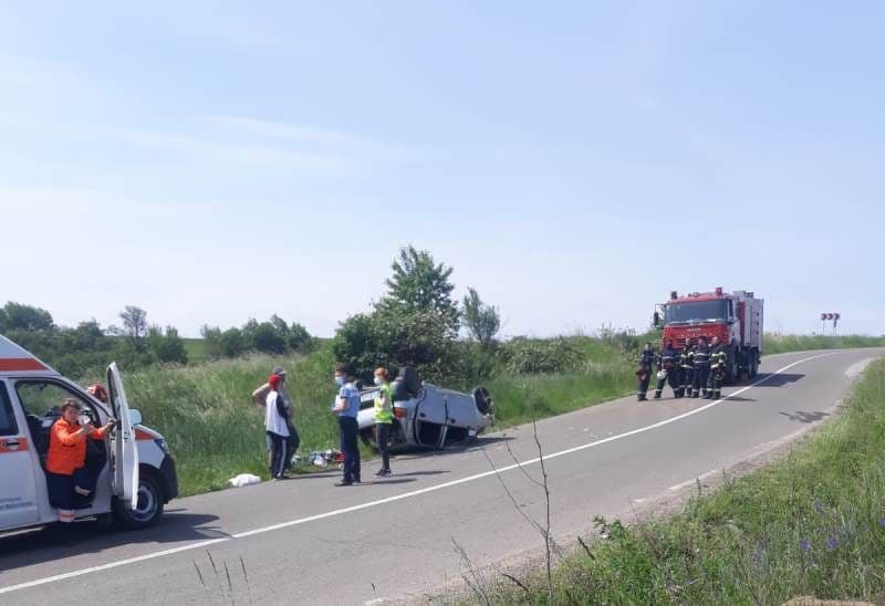 Accident la Șendriceni! Un șofer beat s-a răsturnat cu mașina într-un șanț - FOTO