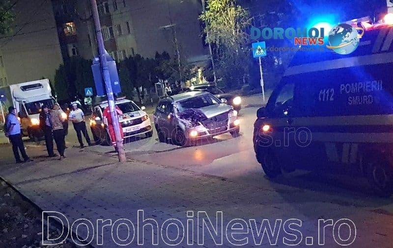 Accident în Dorohoi! Tânăr rănit în urma coliziunii dintre o mașină și o autoutilitară - FOTO