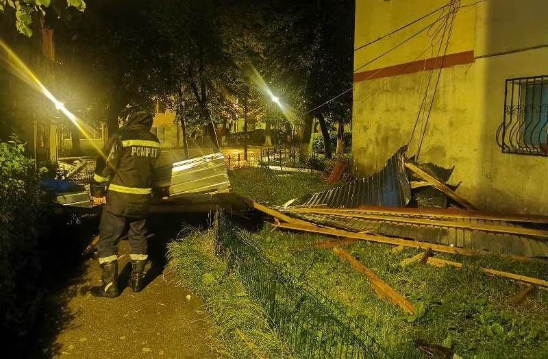 Ploaie torențială la Botoșani! Străzi inundate, copaci rupți și acoperișuri luate de vijelie - FOTO