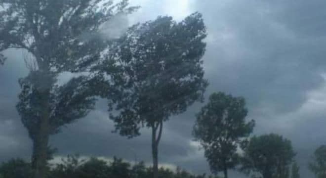 Revin furtunile! Cod portocaliu de ploi, descărcări electrice și vânt puternic la Botoșani