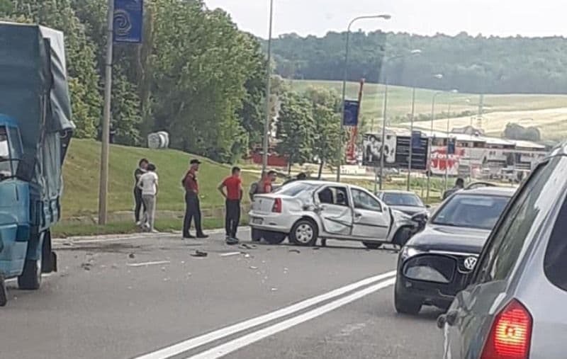 Accident! Două autoturisme s-au ciocnit la ieșirea din Botoșani spre Suceava