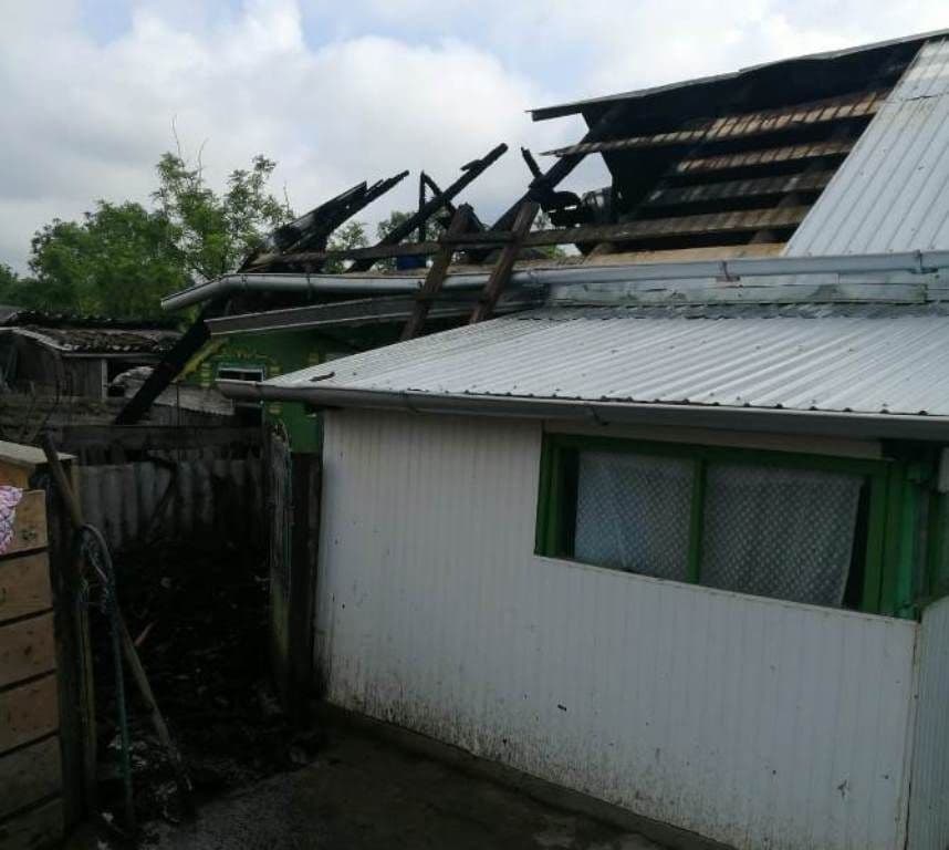 A vrut să scape de purici, dar și-a incendiat adăpostul de animale