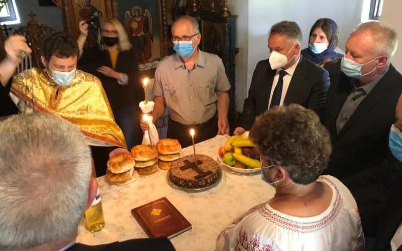 Prefectul și directorul cancelariei au depus o coroană de flori la bustul poetului național - FOTO