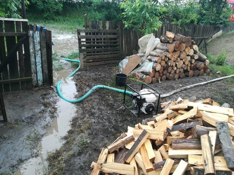 Mai multe gospodării din Săveni au fost inundate. Pompierii au intervenit pentru scoaterea apei – FOTO