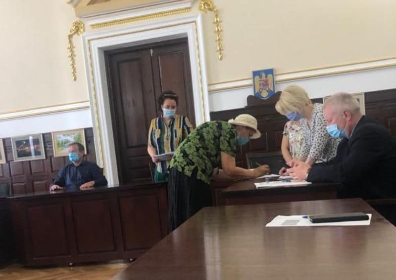 Nouă familii au primit astăzi ajutoare financiare în prezența noului subprefect din Dorohoi – FOTO