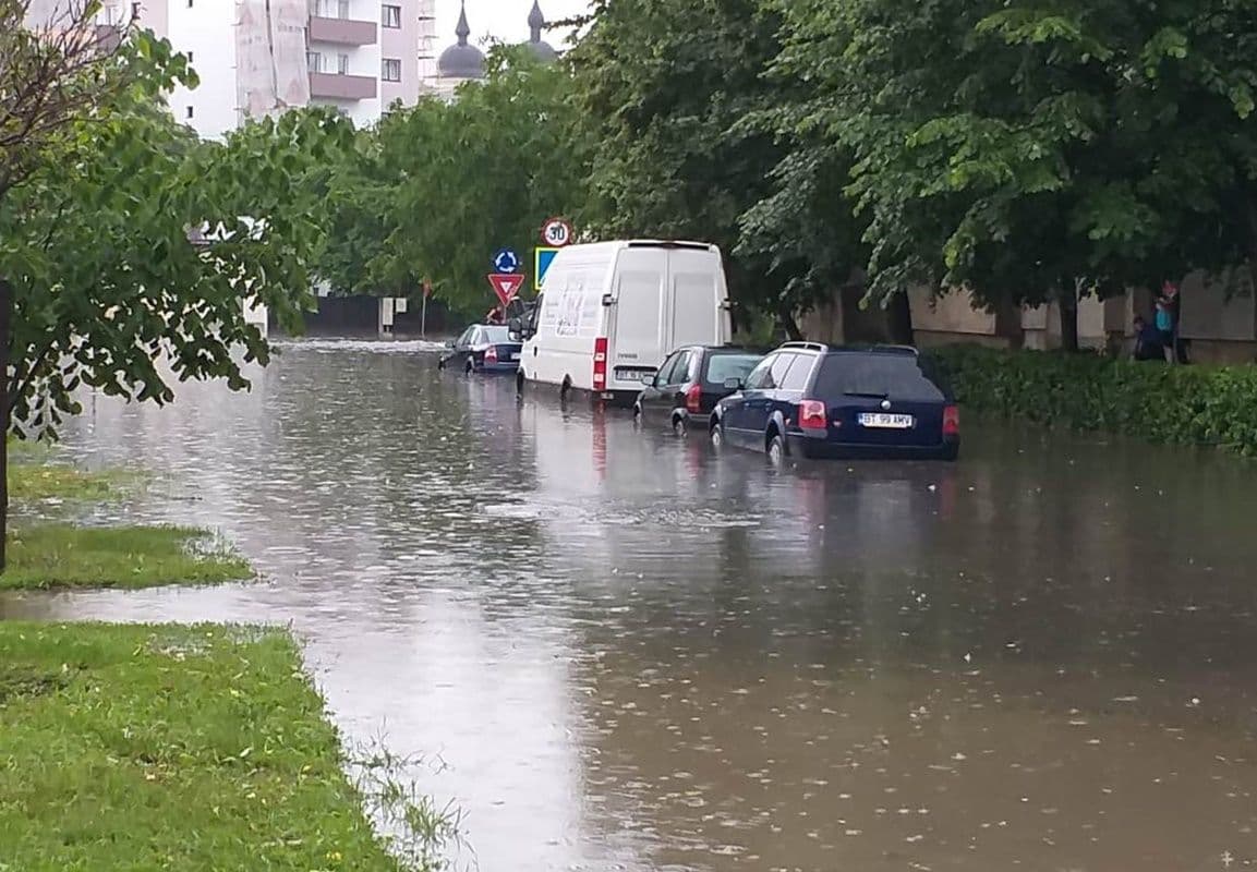 Botoșaniul sub apă. Case și drumuri inundate după o ploaie de câteva minute - FOTO