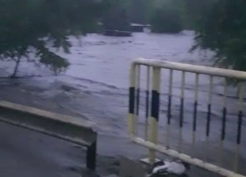 Inundații în județul Botoșani! Pompierii intervin de urgență. Drumul dintre Dorohoi și Rădăuți-Prut a fost inundat - VIDEO