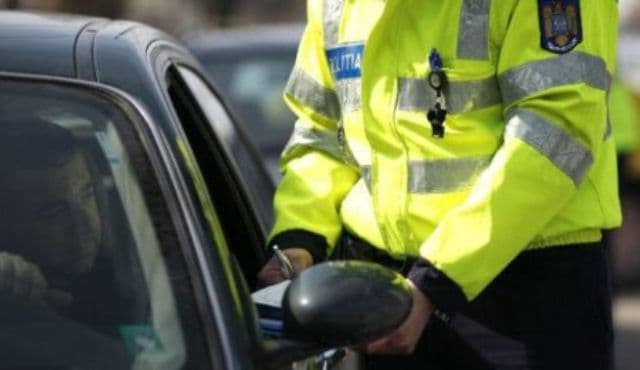 Oprit de poliție din cauza vitezei, au descoperit că șofa fără permis