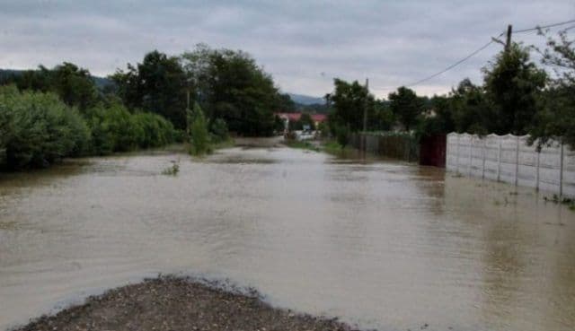 Pompierii rămân în ALERTĂ, Prutul este în creștere!
