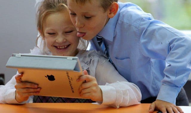 Lege adoptată de Senat: Elevii și profesorii vor primi laptopuri sau tablete conectate la internet