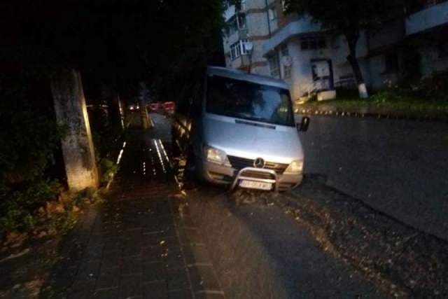 Mașină „înghițită” de o groapă apărută pe strada A.I.Cuza din Dorohoi - FOTO