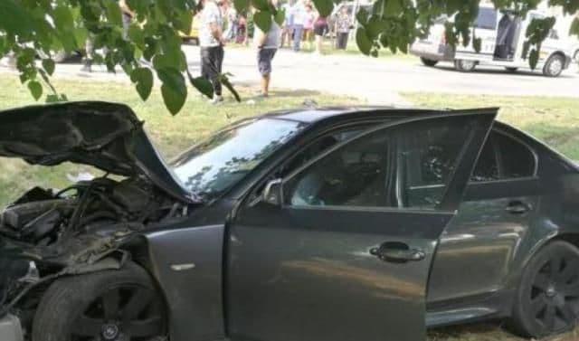 ACCIDENT! Două persoane au ajuns în spital după ce a ratat o curbă și s-a proptit cu mașina într-un copac