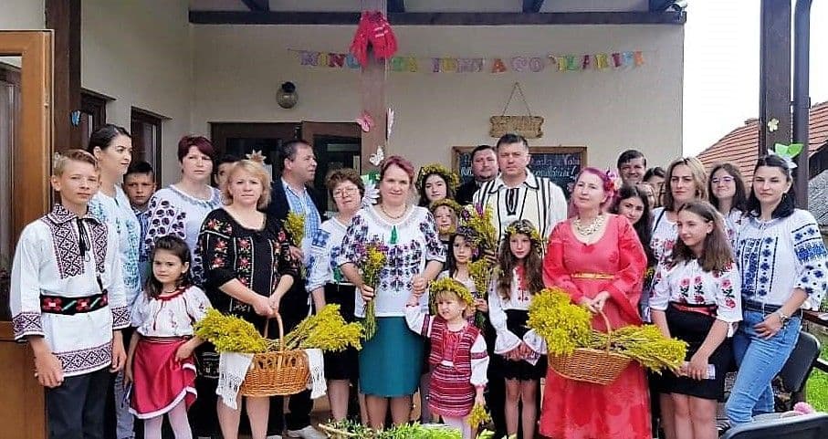 Ibănești în ie cu miros de sânziene - FOTO