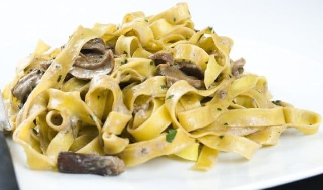 Tagliatelle cu smântână și ciuperci