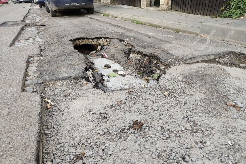 Primim la redacție – Asfalt surpat pe o stradă din Dorohoi - FOTO