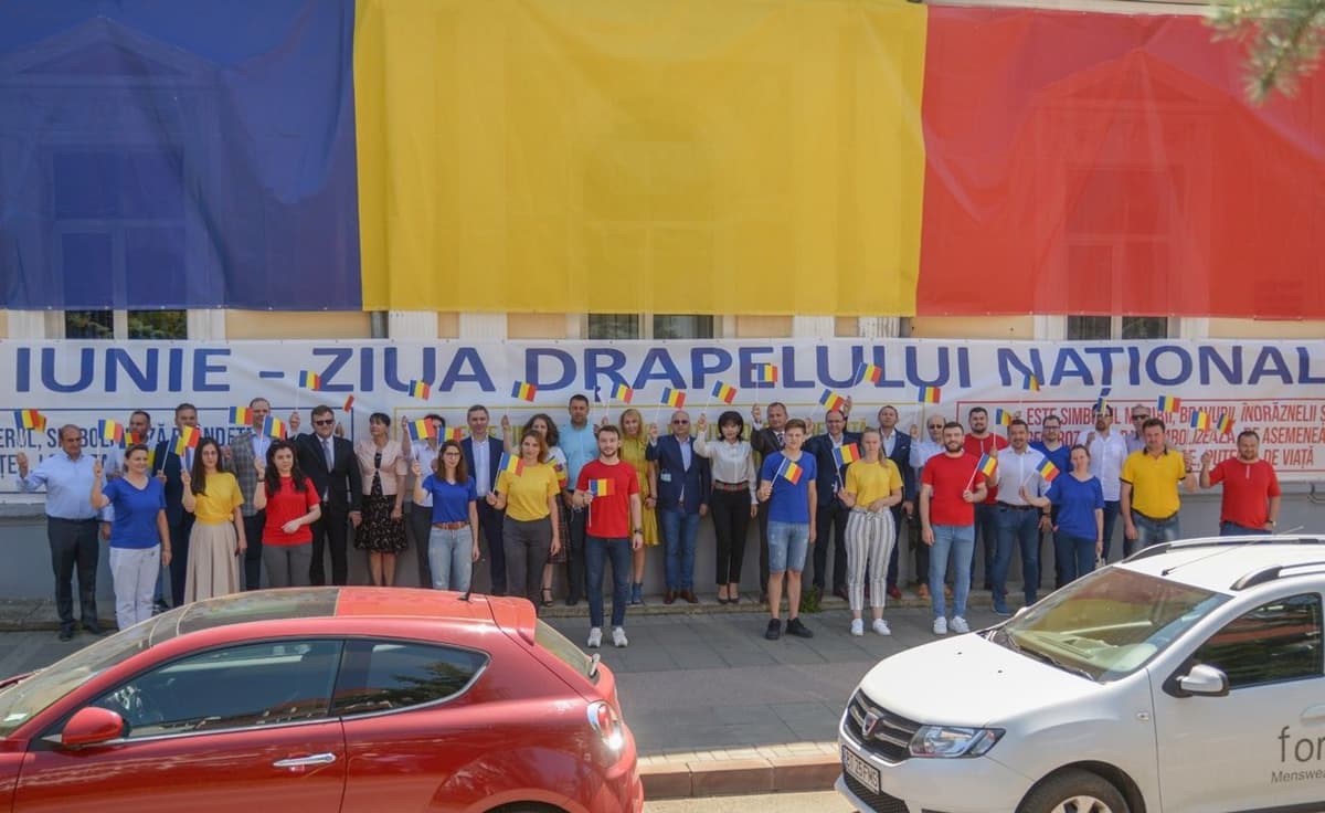 UNIȚI SUB TRICOLOR - Sediul Partidului Social Democrat îmbrăcat în drapelul național - FOTO