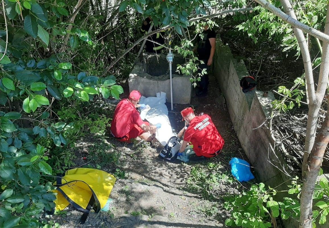 Tragedie la Dorohoi. Bărbat mort, după ce a căzut într-o fântână – FOTO