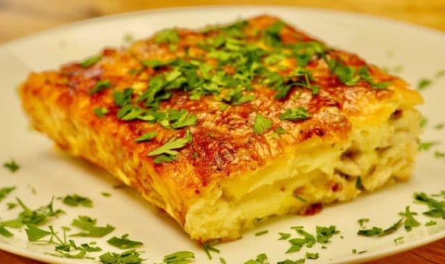 Tartă de cartofi cu carne de pui și legume