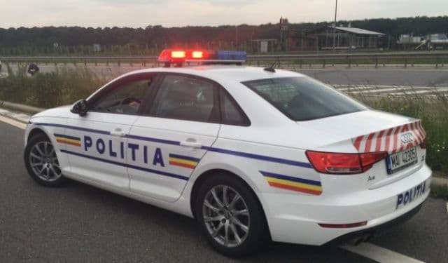 Tânăr beat și fără permis, a fugit de Poliție, dar a ajuns cu mașina într-un șanț