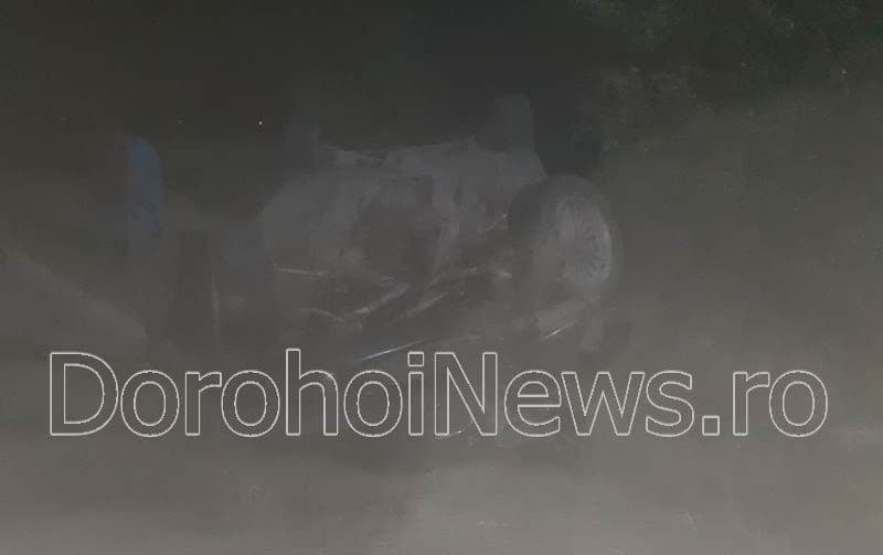 Accident la Smârdan! Un tânăr s-a izbit cu mașina într-un copac, după care s-a răsturnat - FOTO