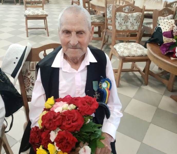 Veteran de război sărbătorit la împlinirea vârstei de 100 de ani - FOTO