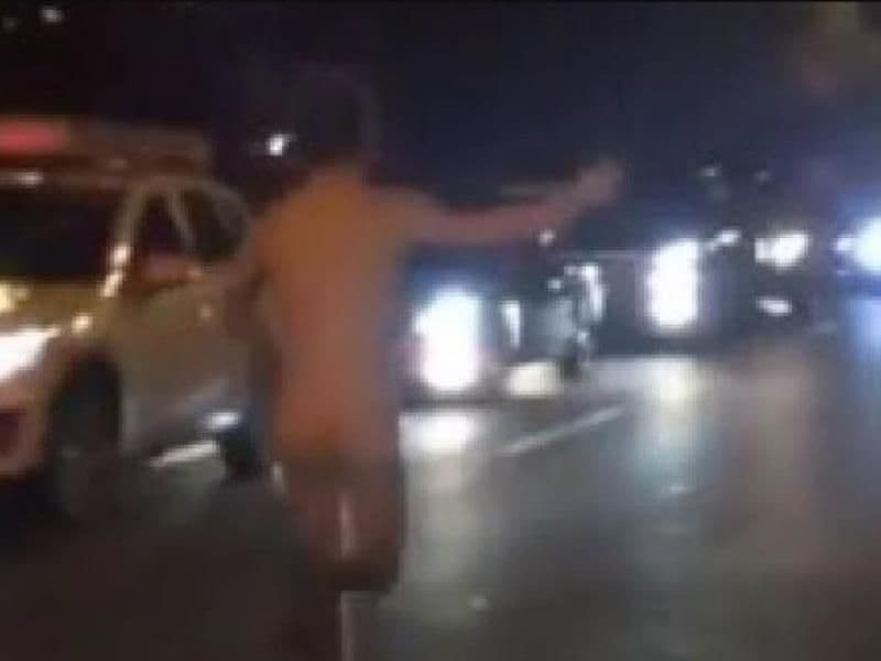Un bărbat dezbrăcat s-a apucat să se plimbe DN 29 Botoșani-Suceava amenințând că se aruncă în fața mașinilor