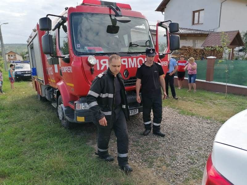 Un copil de 5 ani a căzut într-o fântână la Săveni. Pompierii au reușit să-l salveze - FOTO