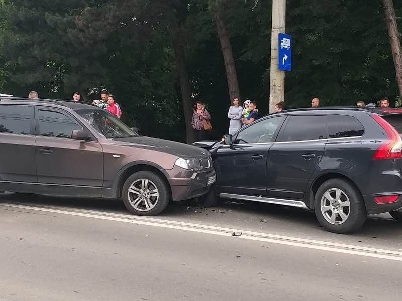 O mașină din Botoșani implicată într-un accident la Suceava. Două victime au ajuns la spital
