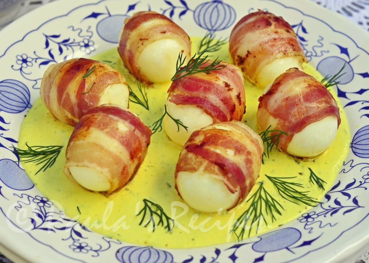 Ouă învelite în bacon și sos de muștar