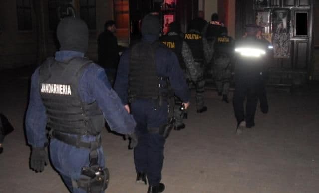 Percheziții domiciliare după ce un magazin de produse electronice din Botoșani a fost spart. Doi bărbați reținuți!