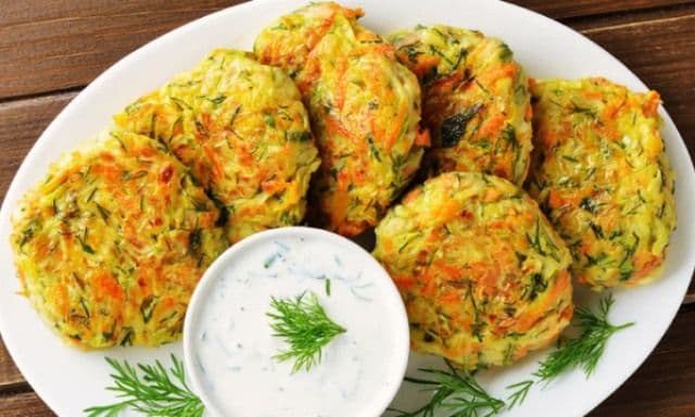 Chifteluțe de dovlecel cu cremă de brânză