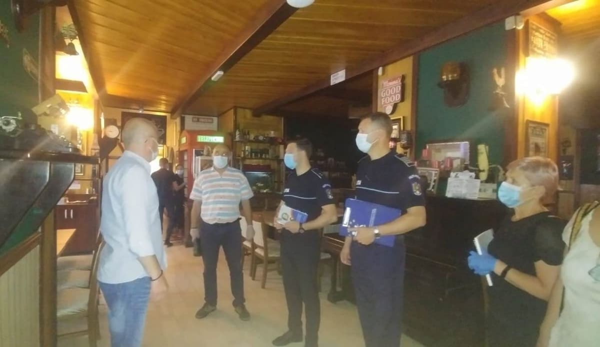 Polițiștii botoșăneni continuă acțiunile de verificare a respectării măsurilor de protecție sanitară, în zonele aglomerate din județ - FOTO