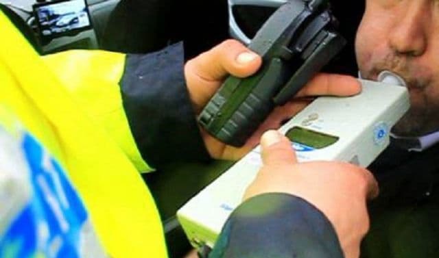 Amețit de aburii alcoolului a lovit o mașină parcată regulamentar