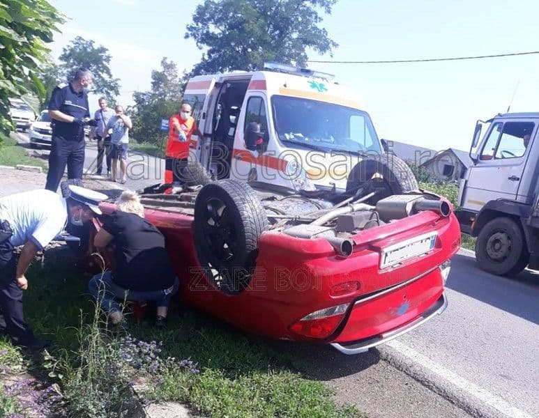 Accident! Mașină răsturnată pe cupolă la ieșirea din Dorohoi! O persoană a fost rănită - FOTO