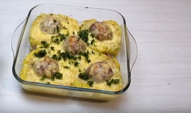 Chifteluțe coapte în „cuiburi” de cartofi