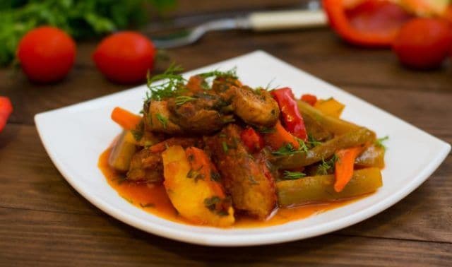 Mâncare de castraveți murați cu carne