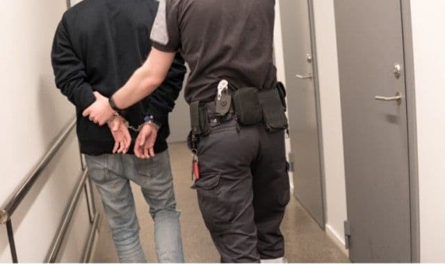 A plecat la plimbare, deși era în arest la domiciliu! Acum a ajuns în beciul Poliției