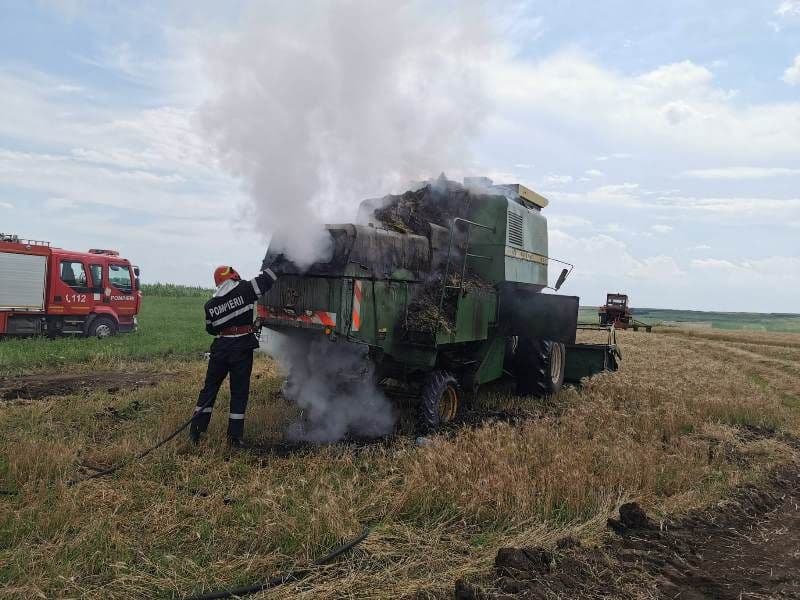 Combină agricolă distrusă parțial de flăcări - FOTO