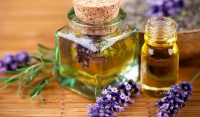 Uleiul de lavandă, un elixir pentru trup şi suflet. De ce este bine să-l ai în casă